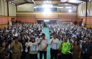 Tri Adhianto Plt. Wali Kota Bekasi Serahkan 1.303 SK PPPK di Balai Patriot