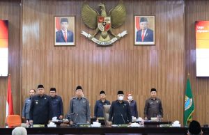 Tri Adhianto Plt. Wali Kota Bekasi Hadiri Rapat Paripurna DPRD Pengumuman Pengesahan Pemberhentian Wali Kota Bekasi dan Penunjukkan Pelaksana Tugas Wali Kota Bekasi