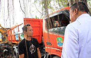 Tri Adhianto Plt. Wali Kota Bekasi Bersama DLH Lakukan Pembersihan Tempat Pembuangan Sampah Liar yang Menumpuk di Bekasi Utara