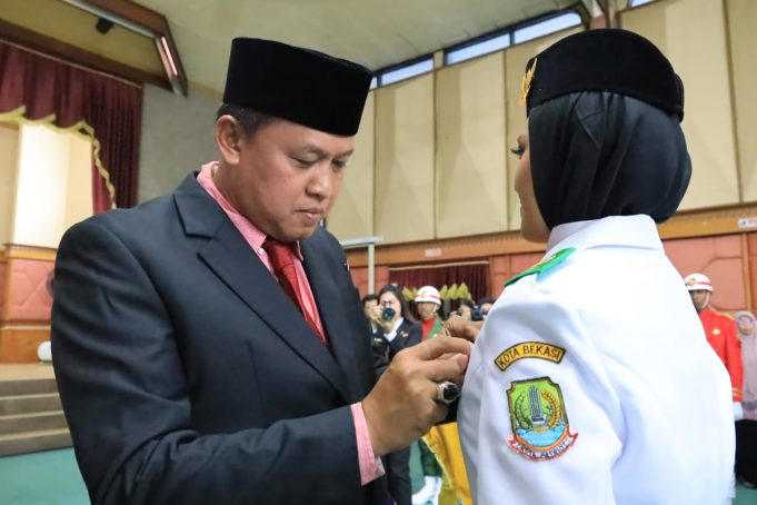 Tri Adhianto Plt. Wali Kota Bekasi Kukuhkan Paskibraka Tingkat Kota Bekasi Tahun 2023