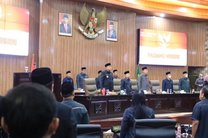 Tri Adhianto Wali Kota Bekasi Hadiri Rapat Paripurna DPRD