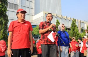 Rudy Heryansah F-PDIP Dampingi Wali Kota Tri Adhianto Serahkan Bantuan Antropometri Ke 1047 Posyandu di Kota Bekasi