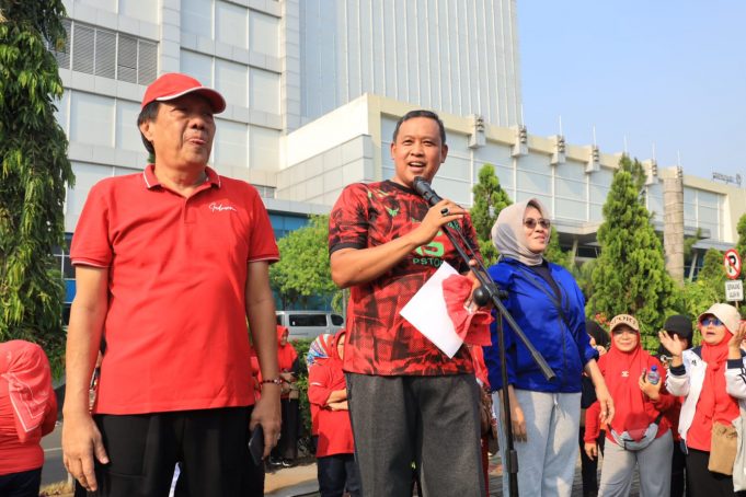 Rudy Heryansah F-PDIP Dampingi Wali Kota Tri Adhianto Serahkan Bantuan Antropometri Ke 1047 Posyandu di Kota Bekasi