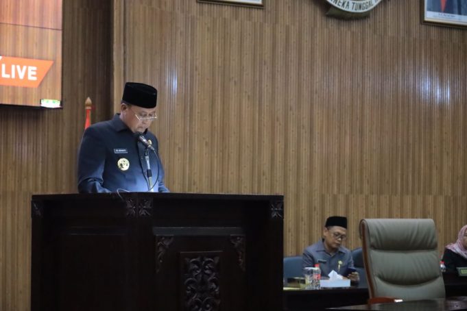 Tri Adhianto Wali Kota Bekasi Hadiri Rapat Paripurna DPRD Beragendakan Rancangan Perubahan APBD TA 2023