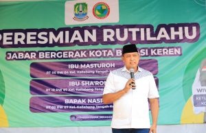 Wali Kota Bekasi Tri Adhianto Serahkan Bantuan Perbaikan Rutilahu untuk 3 Warga Kecamatan Bekasi Utara