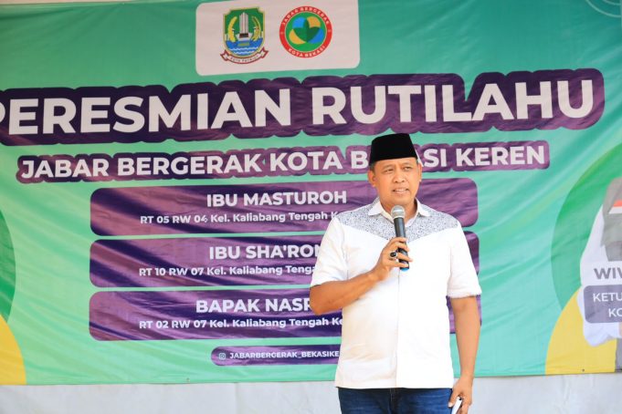 Wali Kota Bekasi Tri Adhianto Serahkan Bantuan Perbaikan Rutilahu untuk 3 Warga Kecamatan Bekasi Utara
