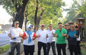 PJ WALI KOTA BEKASI JALAN SEHAT SEKALIGUS KONTROL LINGKUNGAN KANTOR
