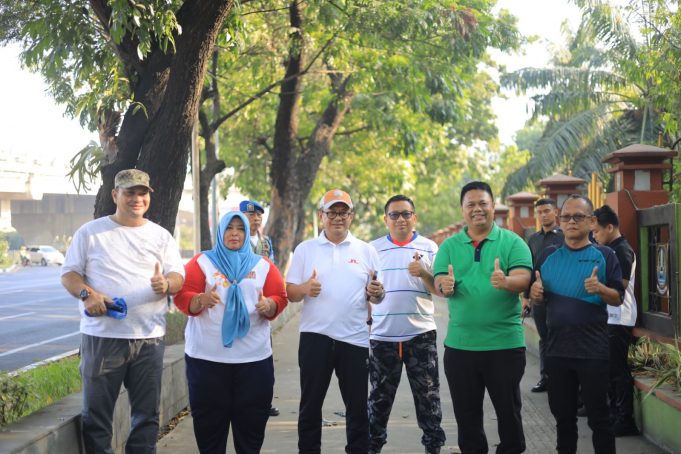 PJ WALI KOTA BEKASI JALAN SEHAT SEKALIGUS KONTROL LINGKUNGAN KANTOR