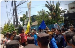 Massa Aksi Yang Tergabung Dari PMII, Gamki, Ansor dan Repdem Geruduk Kantor Pengadilan Negeri Bekasi