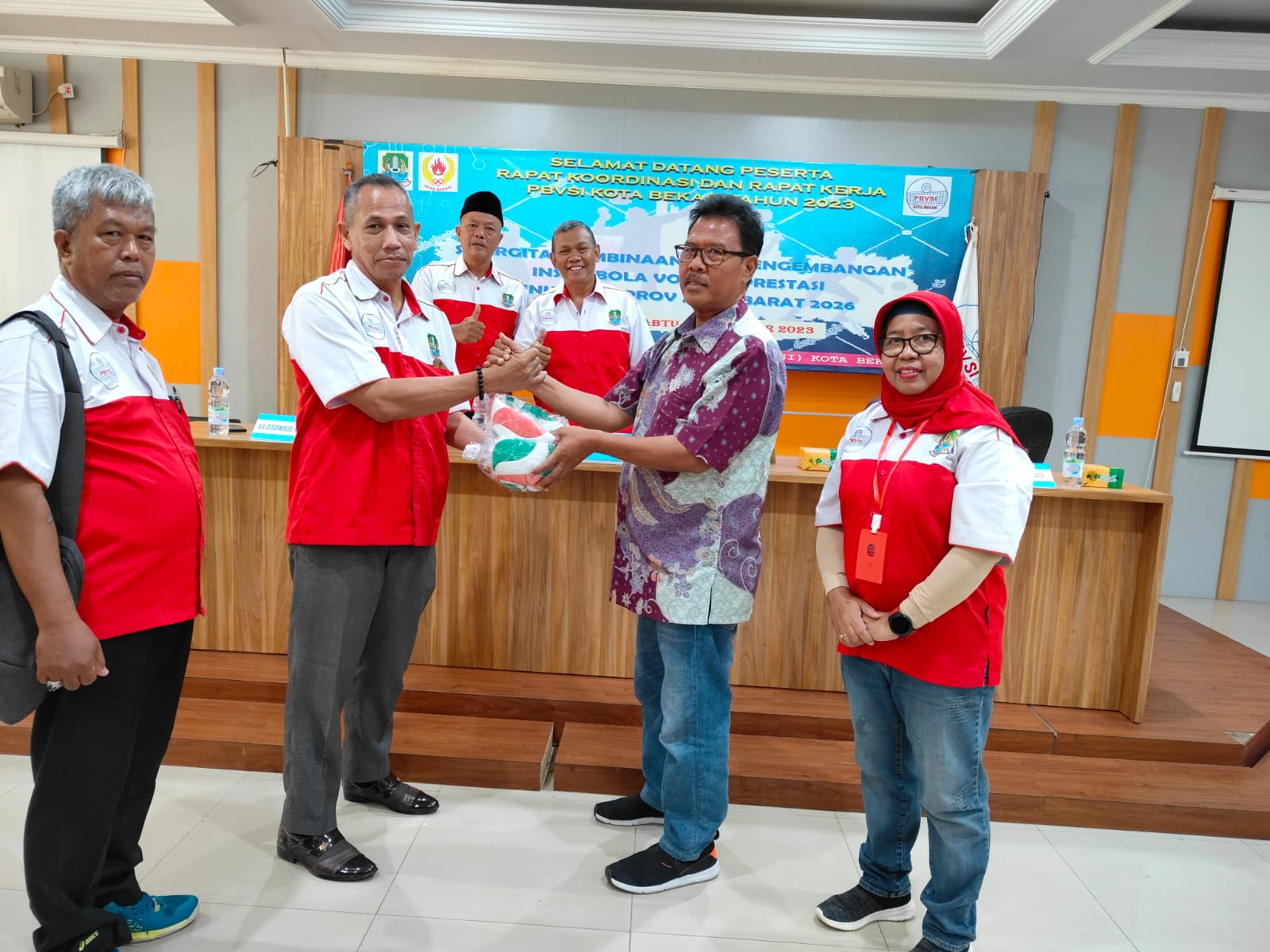 PBVSI memberikan bantuan 2 bola kepada seluruh Club' yang terdaftar sebagai anggota di PBVSI Kota Bekasi yang secara simbolis diterima oleh H.Suroyo dari Club' Umika Bekasi.