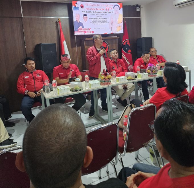 Sukur H.Nababan Ketua DPP PDI Perjuangan Pimpin Acara Tumpengan Hari Ulang Tahun Megawati Soekarnoputri ke 77 Tahun