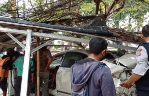 Dua Mobil Tersambar Kereta di Bulak Kapal Bekasi Timur