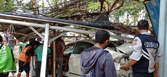 Dua Mobil Tersambar Kereta di Bulak Kapal Bekasi Timur