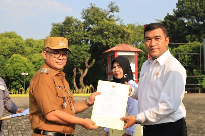 Pj. Wali Kota Bekasi Serahkan SK PPPK Secara Simbolis untuk 550 Tenaga Pendidik