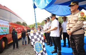 Pj. Wali Kota Bekasi Bersama Dishub Melepas Keberangkatan 550 Peserta Mudik Gratis