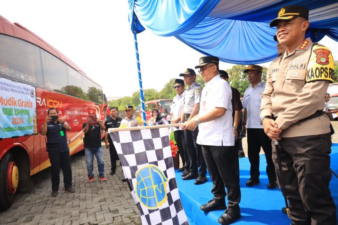 Pj. Wali Kota Bekasi Bersama Dishub Melepas Keberangkatan 550 Peserta Mudik Gratis