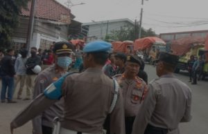 Uang Konpensasi Bau Selama Tiga Bulan Tidak Kunjung Cair Warga Bantargebang Kota Bekasi Demo Hadang Truk Sampah