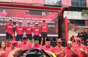 Ribuan Kader PDI Perjuangan Kota Bekasi Sambut Pelari Bawa Obor Api Perjuangan Untuk Rakernas V