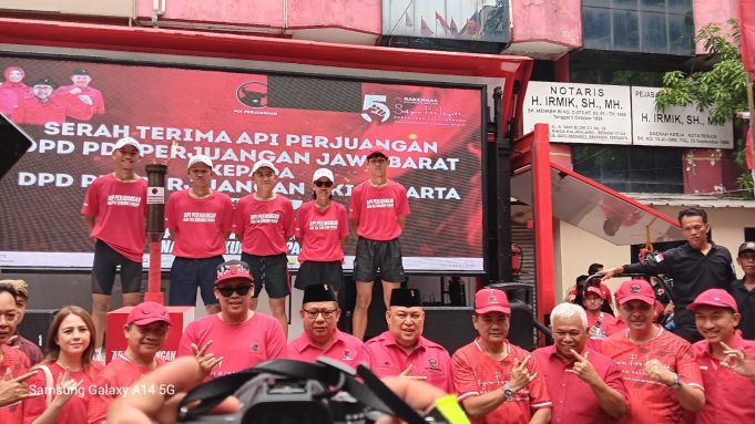 Ribuan Kader PDI Perjuangan Kota Bekasi Sambut Pelari Bawa Obor Api Perjuangan Untuk Rakernas V