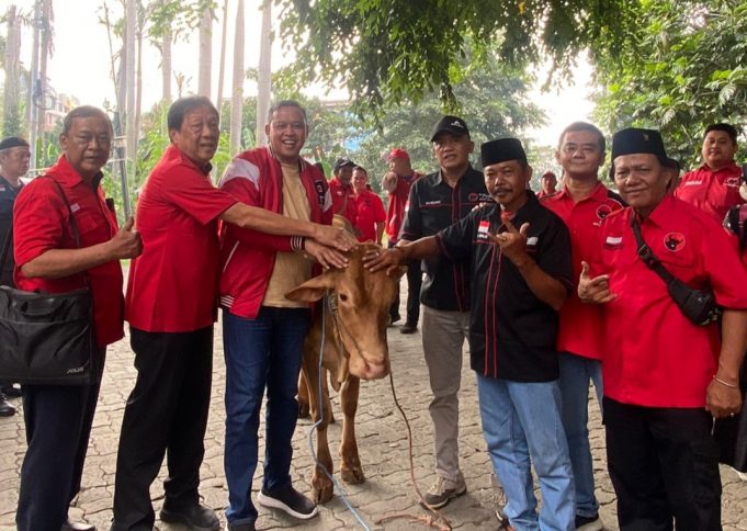 Tri Adhianto Bagikan 60 Ekor Sapi dan 36 Ekor Kambing Korban di Hari Raya Idul Adha 1445 H