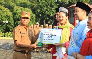 Junaedi Sekda Kota Bekasi Memberikan Hadiah Jutaan Rupiah Kepada Pemenang Abang Dan Empok Kota Bekasi 2024