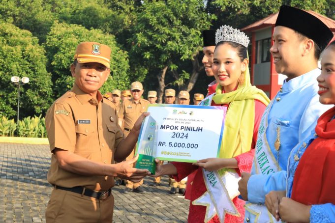 Junaedi Sekda Kota Bekasi Memberikan Hadiah Jutaan Rupiah Kepada Pemenang Abang Dan Empok Kota Bekasi 2024