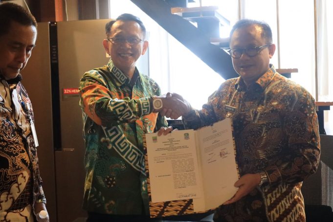 Pemkab Bekasi Serahkan Aset Wilayah Layanan Perumda Tirta Bhagasasi Pada Pemkot Bekasi
