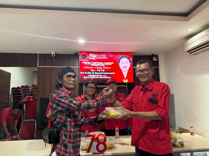 DPC PDI Perjuangan Kota Bekasi Merayakan Ulang Tahun Ibu Hj.Megawati Soekarnoputri Dengan Tumpengan Serta Pernyataan Sikap Mendukung Ibu Megawati Tetap Menjadi Ketua Umum PDI Perjuangan Periode 2025 – 2030