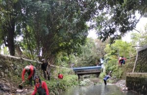 Sukseskan 100 hari Kerja Wali Kota Bekasi, Tim URC Pematusan DBMSA Bersihkan Kali