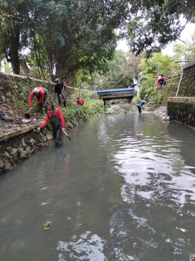 Sukseskan 100 hari Kerja Wali Kota Bekasi, Tim URC Pematusan DBMSA Bersihkan Kali