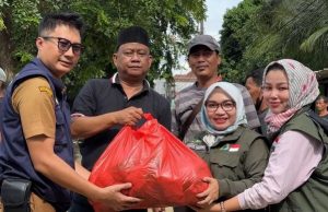 Istri Wali Kota Bekasi “Wiwiek Hargono” Gercep Bantu Salurkan Makanan Siap Saji Untuk Korban Banjir