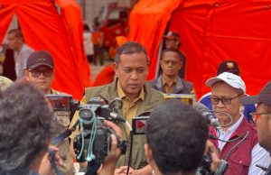Tri Adhianto Wali Kota Bekasi Tinjau Banjir Pondok Gede Permai Pastikan Dapur Umum Berfungsi