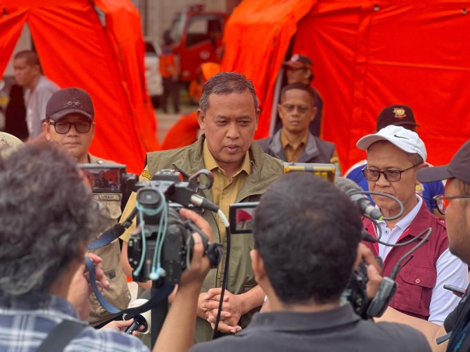 Tri Adhianto Wali Kota Bekasi Tinjau Banjir Pondok Gede Permai Pastikan Dapur Umum Berfungsi