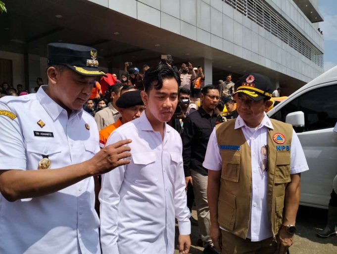 Dampingi Wapres Gibran, Tri Adhanto Wali Kota Bekasi Pastikan Pelayanan Terbaik Untuk Warga Pasca Banjir