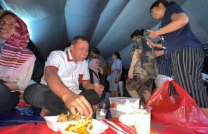 SEHARIAN DI PENGUNGSIAN, WALIKOTA BEKASI TRI ADHIANTO BERBUKA PUASA BERSAMA WARGA