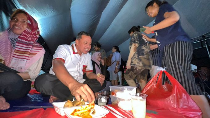 SEHARIAN DI PENGUNGSIAN, WALIKOTA BEKASI TRI ADHIANTO BERBUKA PUASA BERSAMA WARGA