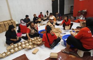 DPC PDI Perjuangan Kota Bekasi Melalui BAGUNA (Badan Penanggulangan Bencana Nasiona) Membagikan 2000 Nasi Kotak Untuk Korban Banjir