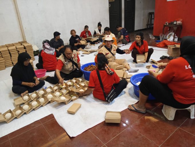 DPC PDI Perjuangan Kota Bekasi Melalui BAGUNA (Badan Penanggulangan Bencana Nasiona) Membagikan 2000 Nasi Kotak Untuk Korban Banjir