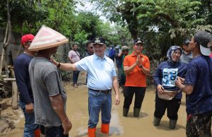 Saat Dikampung Lebak Kel.Teluk Pucung Bekasi Utara Harris Bobihoe Sampaikan Pemkot Lakukan Upaya Kolaborasi Tangani Banjir