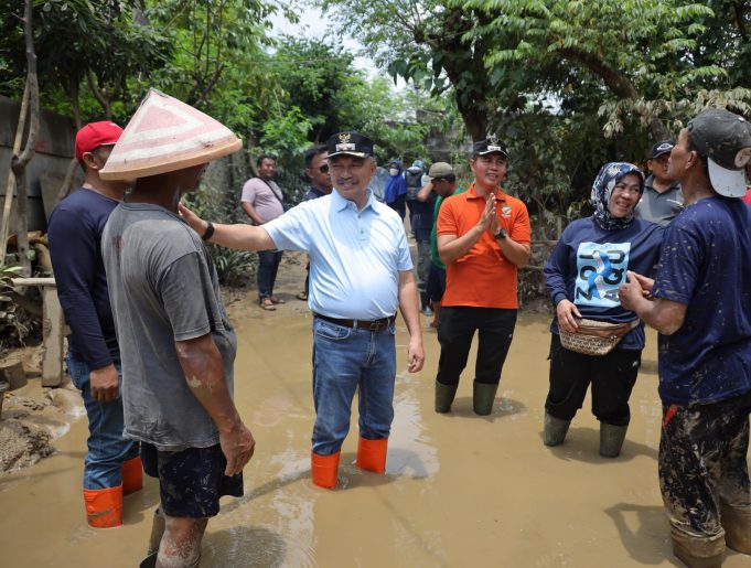 Saat Dikampung Lebak Kel.Teluk Pucung Bekasi Utara Harris Bobihoe Sampaikan Pemkot Lakukan Upaya Kolaborasi Tangani Banjir