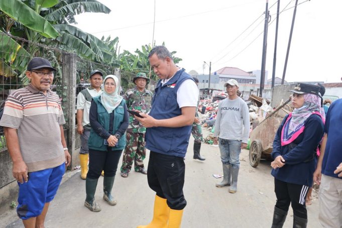 Wali Kota Bekasi Tri Adhianto Instruksikan Dinas LH Segera Angkut Sampah di Titik-Titik Terdampak Banjir