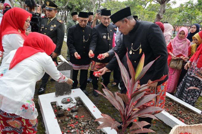 HUT Ke-28 Kota Bekasi Wali Kota dan Wawali Kota Bekasi Ziarah Ke Makam Pahlawan Bulak Kapal