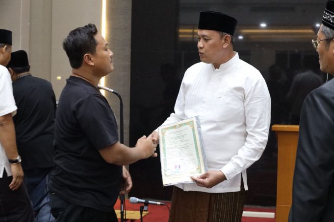 Terawih Keliling Tri Adhianto Wali Kota Bekasi Serahkan Ijazah Yang Tertahan Selama 10 Tahun