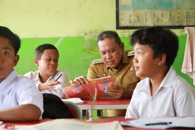 Kunjungi SDN 4 Pekayon Jaya, Walikota Tri Adhianto Pastikan Sekolah Kembali Normal Beroperasi Pasca Banjir
