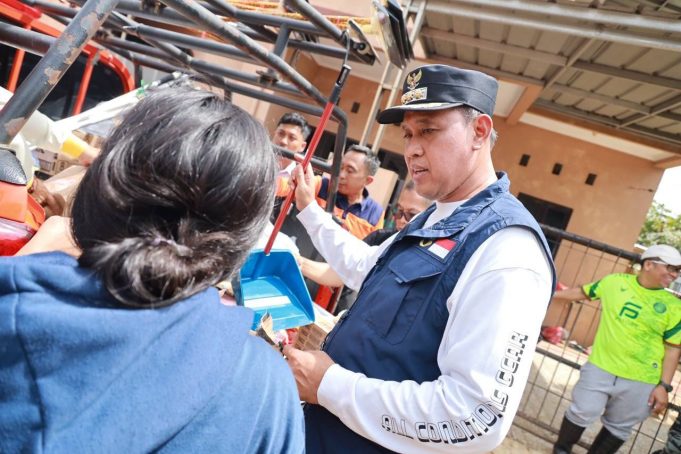Monitoring K3, Wali Kota Tri Adhianto Bekasi Bagikan Alat Kebersihan di Kelurahan Jatirasa