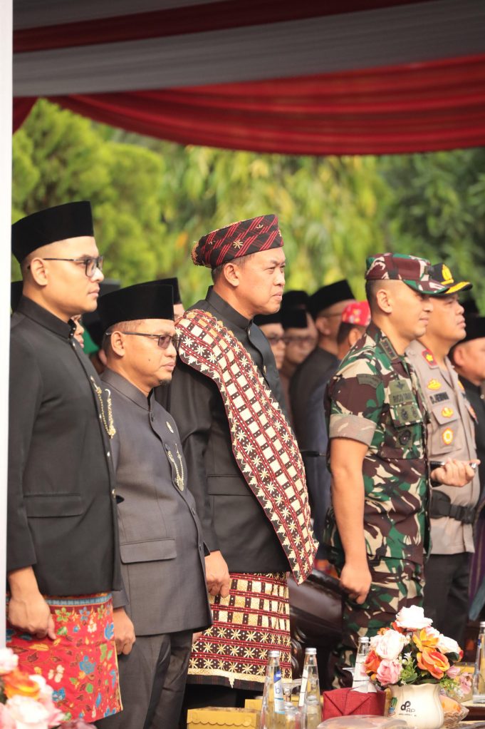 Tri Adhianto – Harris Bobihoe Kompak Memakai Busana Daerah Dalam Acara Peringatan Hardiknas 2025