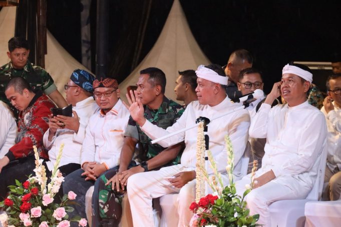 Satu Panggung Dengan KDM, Wali Kota Bekasi Tri Adhianto Dapat Apresiasi Dari Gubernur Jawa Barat.