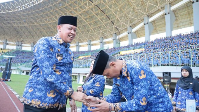 Wali Kota Bekasi Tri Adhianto Lantik 7.969 PPPK, Kepala BKN: Kota Bekasi Paling Cepat dan Terbanyak di Indonesia