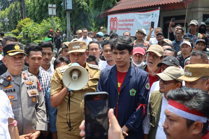 Wali Kota Bekasi Tri Adhianto Duduk Bersama Massa Aksi, Serap Aspirasi di Tengah Jalan.
