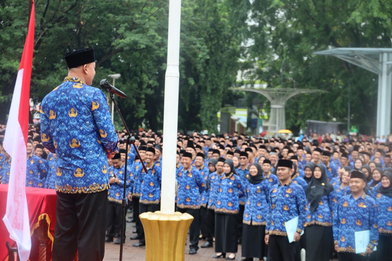 Tri Adhianto Wali Kota Bekasi Melantik Ribuan Pegawai PPPK Paruh Waktu.